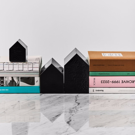 Kosta Huset, Svart, Liten H 7,8cm